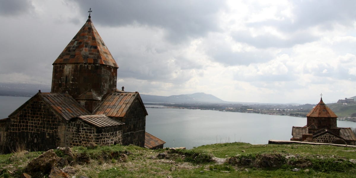 Armenia. Sevanavank ​ o monasterio de los Santos Apóstoles de Sevan a los pies del lago Sevan. Armenia