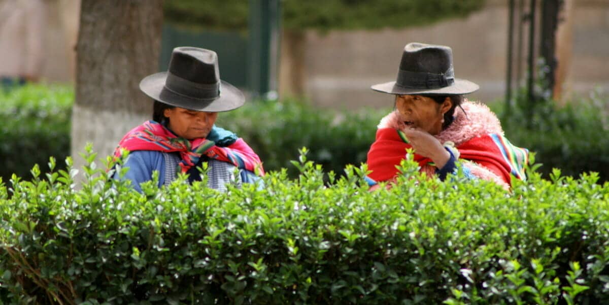 Bolivia. Mujeres típicas bolivianas, cholitas en un parque en Bolivia