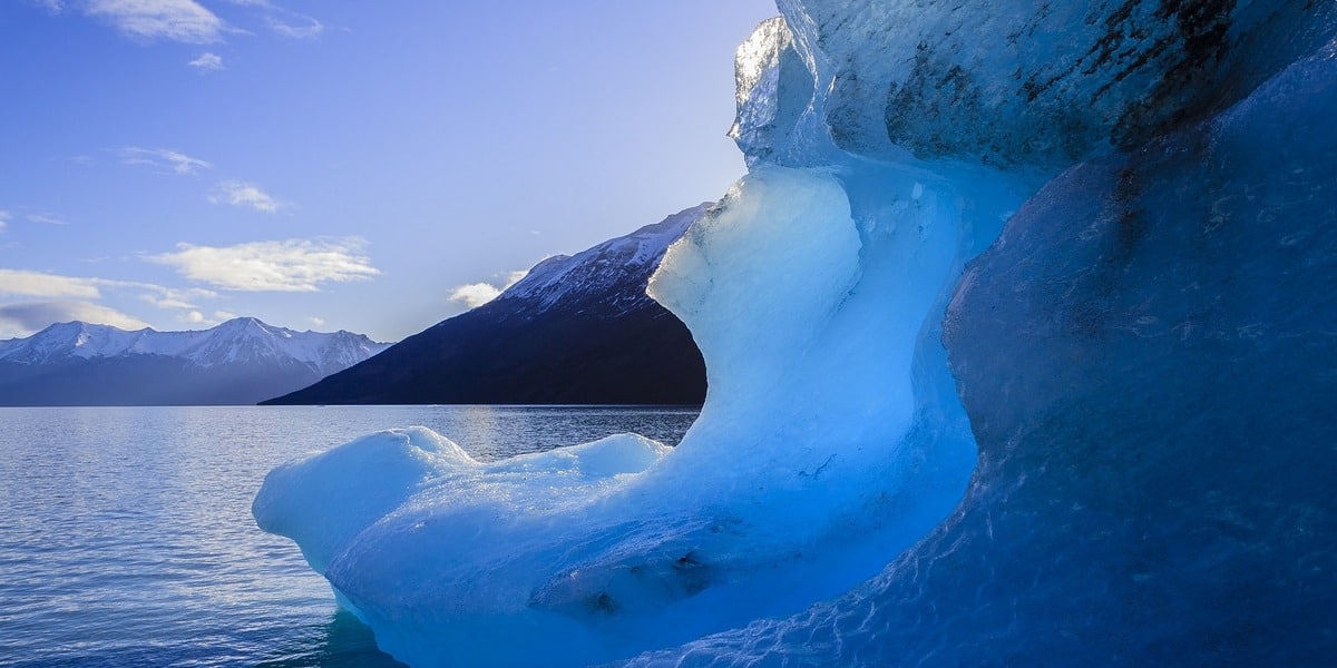 Argentina. Vista y bloque de hielo en el Calafate en la Patagonia Argentina