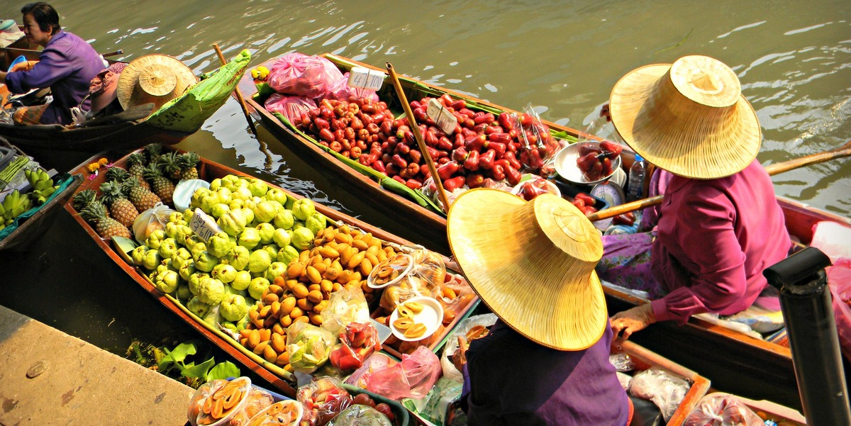 Tailandia. Mercado flotante Damnoen Saduak en Bangkok con sus barcas con frutas y verduras tropicales en Tailandia-Thailand