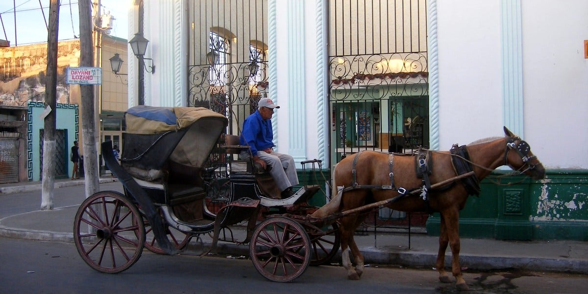 Cuba. Calesa de un caballo con cochero en Camaguey, Cuba