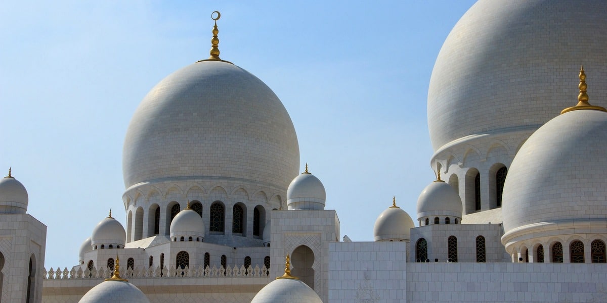 Emiratos Árabes. Cúpulas en mármol blanco de la mezquita de Sheihk Zayed en Abu Dhabi, en Emiratos Árabes Unidos