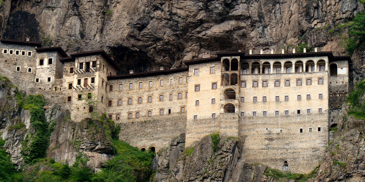 Kurdistán. Vista de la fachada del monasterio de Sumela en el filo de una pared rocosa en el Kurdistan iraquí