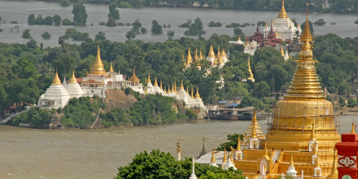 Myanmar. Vista de la colina de Saggaing en Myanmar, caracterizada por su gran número de pagodas en dorado y blanco salpicando todo el territorio