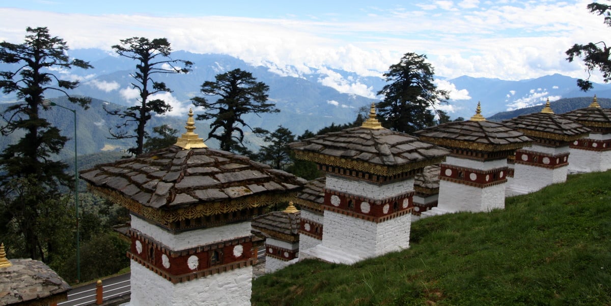 Bhután. Butan. Vistas desde el paso de Dochula, desde los mil chorten con las cordilleras de fondo, en Bhutan