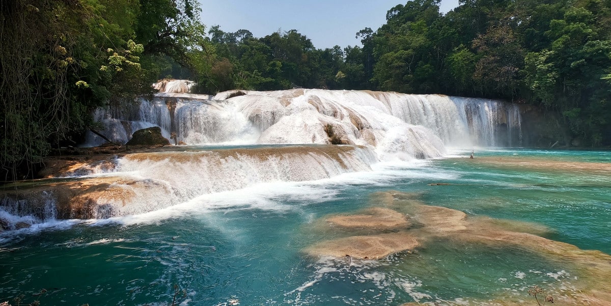 México. Cascada de agua azul en Chiapas, México