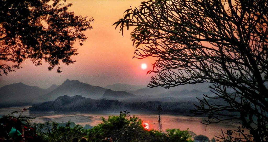 Paisaje de Laos con sol al atardecer y brumas