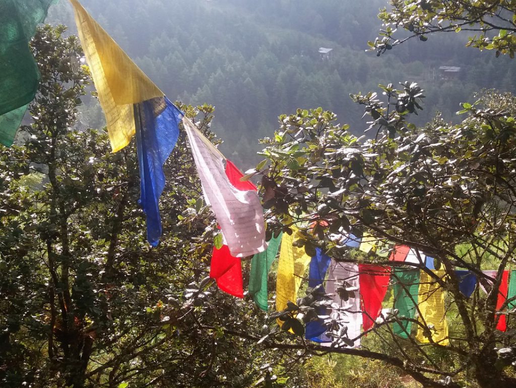 Bhutan el reino de la felicidad. Banderines de oración budistas.