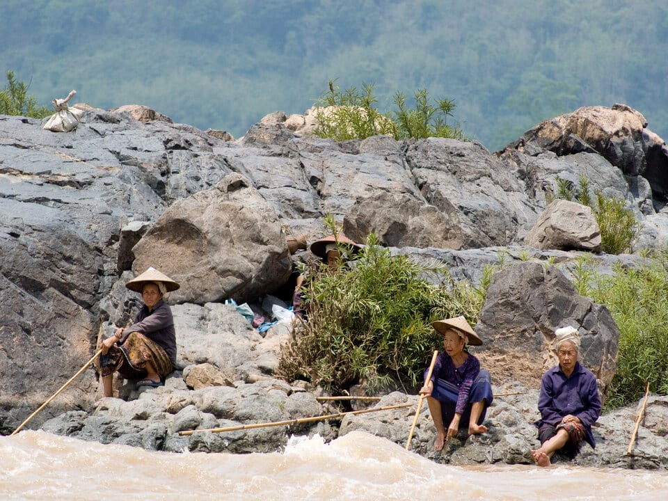 Costumbres en Laos Mujeres pescadoras