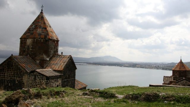 Armenia. Sevanavank ​ o monasterio de los Santos Apóstoles de Sevan a los pies del lago Sevan. Armenia