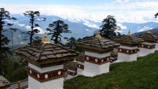 Bhután. Butan. Vistas desde el paso de Dochula, desde los mil chorten con las cordilleras de fondo, en Bhutan