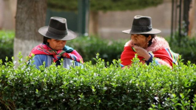 Bolivia. Mujeres típicas bolivianas, cholitas en un parque en Bolivia