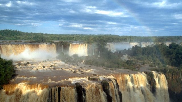 Brasil. Cataratas de Iguazu en la selva de vegetacion espesa de Brasil