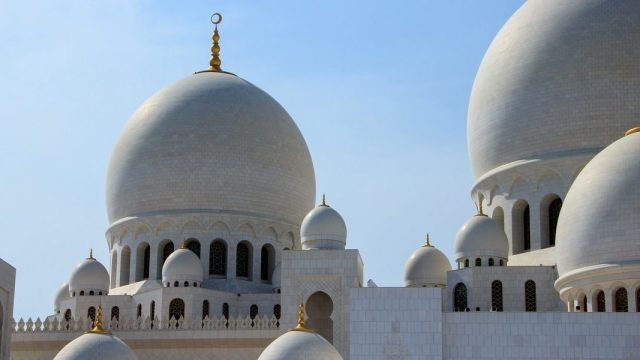 Emiratos Árabes. Cúpulas en mármol blanco de la mezquita de Sheihk Zayed en Abu Dhabi, en Emiratos Árabes Unidos