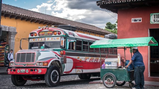 Guatemala. Trambilla o camioneta de pollos es como se suele conocer a estos coloridos autobuses que transportan tanto a personas como animales, y que se desplazan a gran velocidad en Antigua, Guatemala