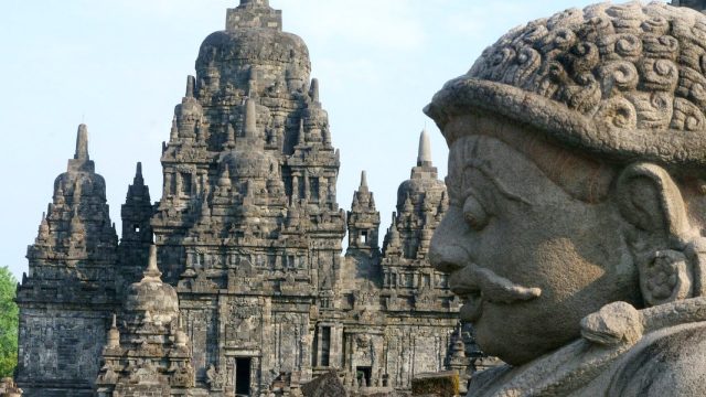 Indonesia. Vista de la fachada del templo de Prambanam desde uno de los guardianes del recinto sagrado hindú, en Java, Indonesia