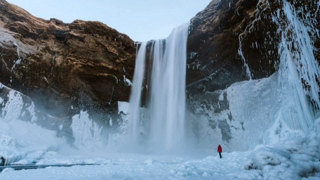 Islandia. Cascada con nieve con espectacular desnivel de tierra en Islandia