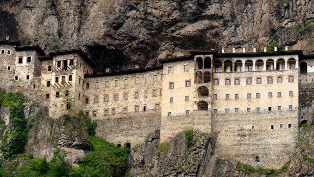 Kurdistán. Vista de la fachada del monasterio de Sumela en el filo de una pared rocosa en el Kurdistan iraquí