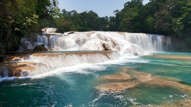 México. Cascada de agua azul en Chiapas, México