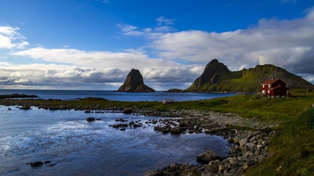 Noruega. Costa accidentada con casa típica de Noruega