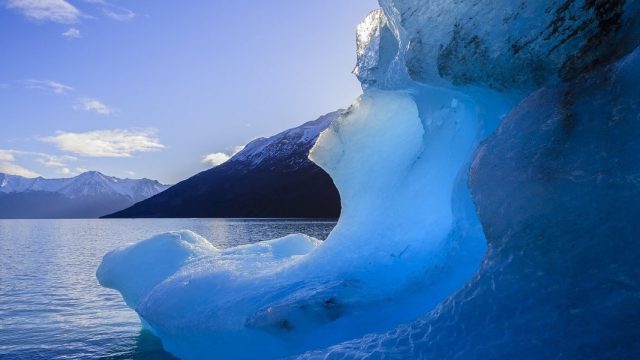 Argentina. Vista y bloque de hielo en el Calafate en la Patagonia Argentina