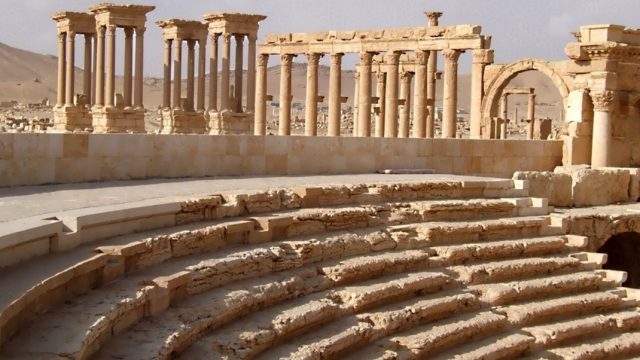 Siria. Gradas del teatro romano de Palmira y otras ruinas arqueológicas al fondo, en Siria