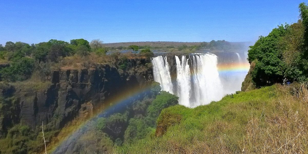 Zimbabwe. Vista de las Cataratas Victoria con la vegetación circundante y arco iris, en Zimbabwe